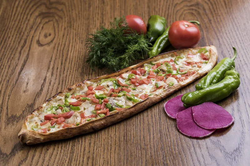 Kaşarlı Sebzeli Pide