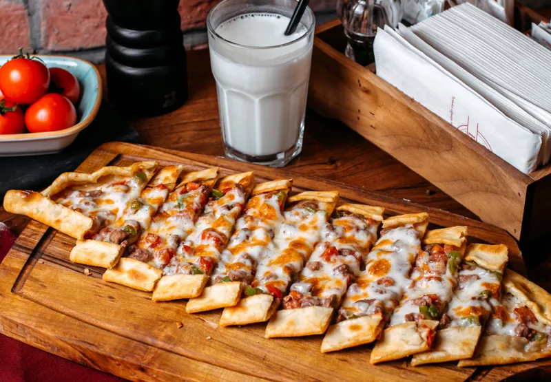 Kuşbaşılı Kaşarlı Pide