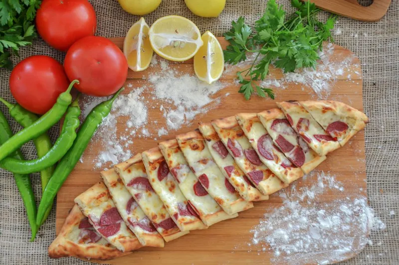 Sucuklu Kaşarlı Pide