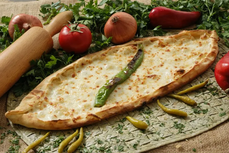Yarım Kaşarlı Pide