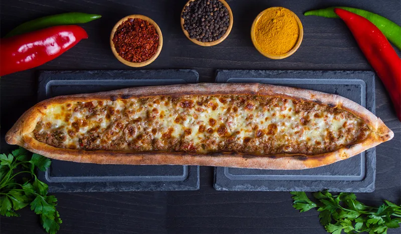 Yarım Kıymalı Kaşarlı Pide